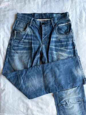 Blå jeans - Säljer ett par mörkblå jeans från Jack & Jones. Säljer åt min pappa som aldrig använt dem, finns 2 likande i min profil om man man vill köpa med paket pris