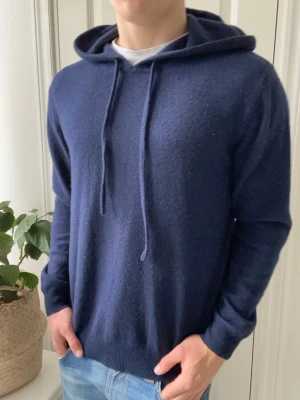 Cashmere / merino hoodie  - Cashmere / merino hoodie - 30% cashmere 70% merino wool. Extremt najs och skön! Inga defekter! Modellen i bilderna är 180 cm 75 kg och bär Storlek L , Kom med frågor! 🌟 (Kan gå ned i pris vid köp av paket 😉) 