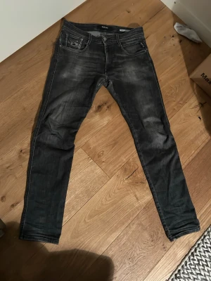 Replay anbass - Snygga svarta replay anbass i fint skick. Jeansen är väldigt finns överlag finns bara en liten skavank som man ser på fick på sista bilden. Hör av dig om du har några frågor