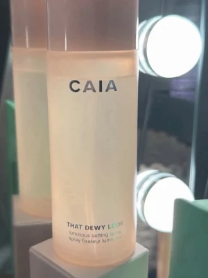 CAIA That Dewy Look Face Mist - Fräsch face mist från CAIA i modellen That Dewy Look. Kommer i en stilren, genomskinlig plastflaska med ljusrosa lock. Ger en glowig finish och funkar perfekt som setting spray för att fixera makeup och ge lyster till huden.