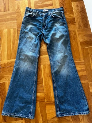 Blå utsvängda jeans från Zara - Säljer ett par jätte snygga slutsålda jeans från Zara. Strl 36, skulle uppleva dom som en aning liten i modellen. Så passar 34-36🩷