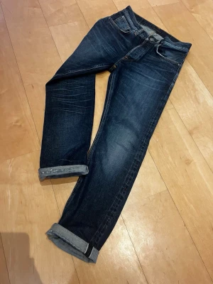 Nudie Jeans (SELVEDGE) - Yo! Jag säljer dessa riktigt coola selvedge nudie jeans.  De har använts två gånger och är i 10/10 skick.  Modell: Fearless Freddie Worn selvedge.  Storlek: 30W 30L.  Byxorna är tillverkade av 100% bomull och är i selvedge denim, vilket gör att de har riktigt coola fades.  Gå in och köpa dem på min vinted: alex_fj.            Skriv gärna om du har några frågor och om du vill se fler bilder! 😃✌️