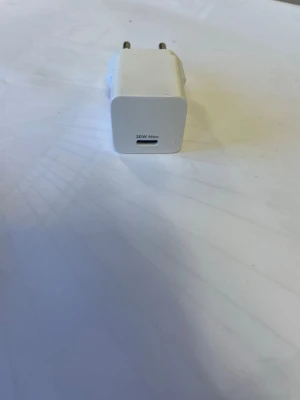 USB-C laddare med flätad kabel 20w max - Säljer en vit USB-C laddare med tillhörande flätad kabel. Laddaren har en effekt på 20W max och kabeln har USB-C kontakt i båda ändar. Perfekt för snabbladdning av mobiler, surfplattor och andra enheter. Sladden är tålig tack vare sitt tygmaterial.
