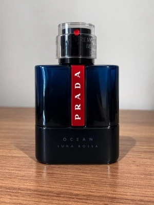 Prada herr parfym - Prada luna rosa ocean för män till salu. Flaskan är 50 ml och det är cirka 45 ml kvar. Väldigt fräsch och maskulin doft, passar sommar/vår. Hör av dig vid intresse/frågor.  PRIS KAN DISKUTERAS!