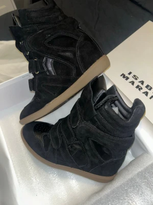 ❣️Isabel Marant Svart NYA 39 EU, 38 - skor i storlek 39, helt nya !! ~ ;D Skriv om ni är mellan 37-40 tror nog de passar ❣️ Buda, först till kvarn förstås!! Jag svarar snabbt., kan skicka nästa dag 😆