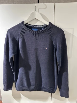  Gant tröja -  Jättefin Gant tröja säljs. Knappt använt den har blivit för liten. Mörkblå färg Och den passar tolv till trettonåringar