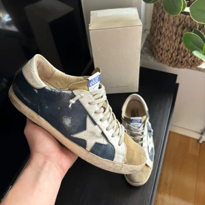 Golden Goose sneakers - Golden Goose sneakers i blått och beige skinn. Storlek 43 orginalkartong följer med