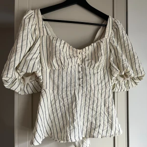 Randig blus - Supergullig randig blus med puffärmar från NAKD. Endast andvänd en gång så den är som ny😇