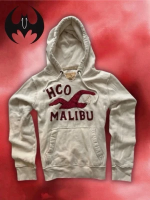 Vintage Hollister hoodie - Säljer denna sällsynta Hollister Hoodie | mycket bra skick | Size M/L | Längd: 68cm Bröstvidd: 58cm Armlängd: 70cm | Modell, 178cm 60kg | Lägg endast bud med avsikt att köpa, inga fördröjning! Pris är inte hugget i sten!