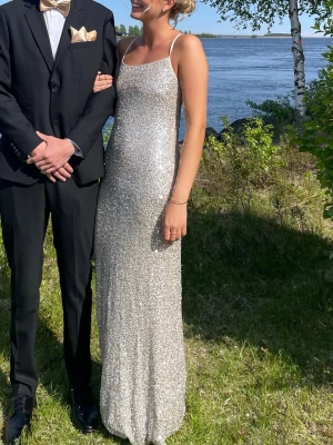 Glittrig balklänning - Säljer min älskade balklänning som jag använde på min studentbal. Färgen är i champagne färgen och är verkligen super fin och i mycket bra skick☺️