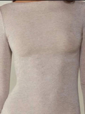 beige intimissimi tröja!! - Säljer en enkel och stilren beige långärmad topp som är ifrån intimissimi, super skön och väldigt luftig. Säljer pågrund av att jag inte använder ❣️❣️