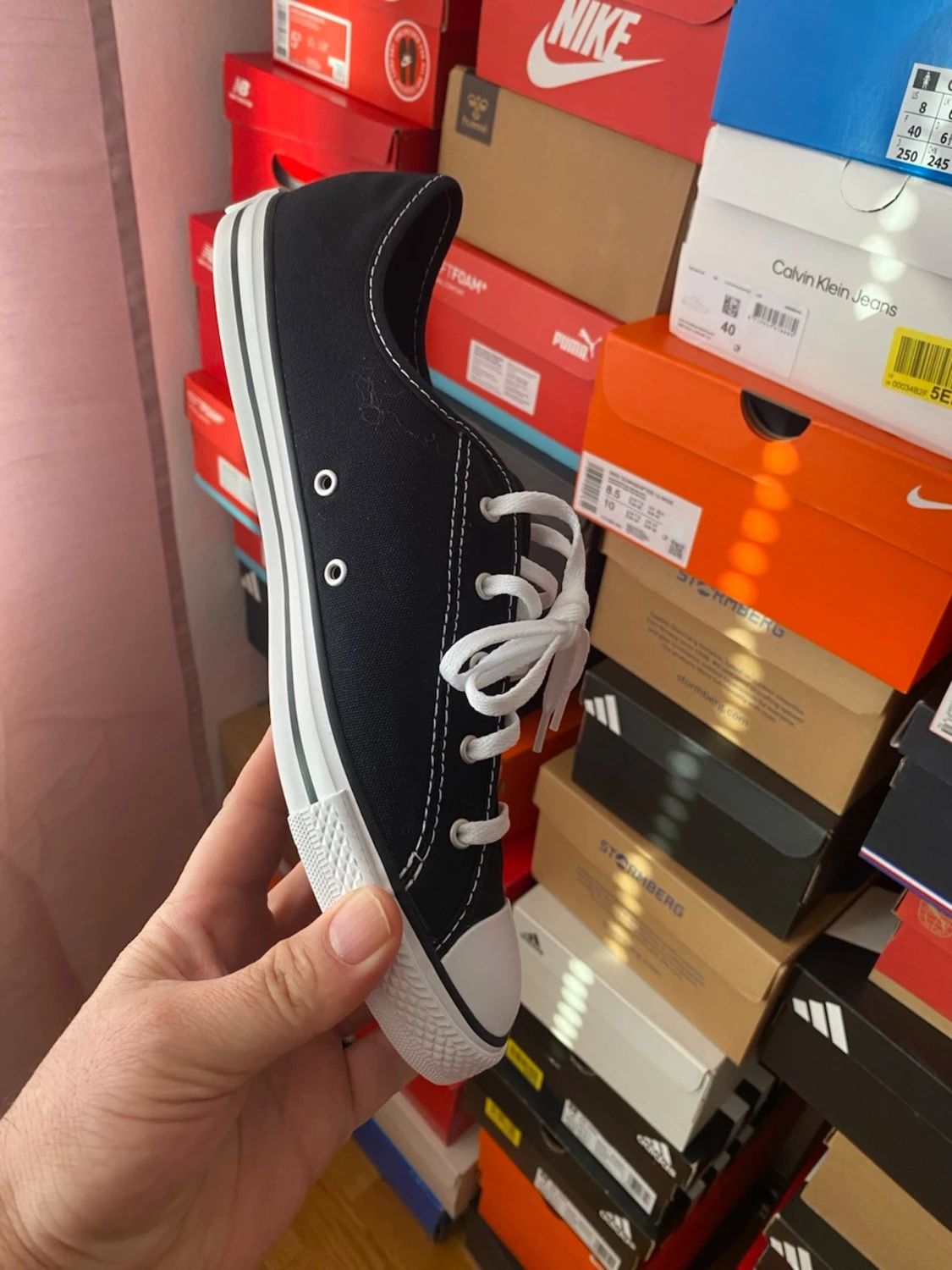 Svarta låga Converse sneakers - 1