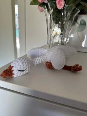 Virkad sovande gås - Super söt virkad sovande gås! Ca 28 cm lång.