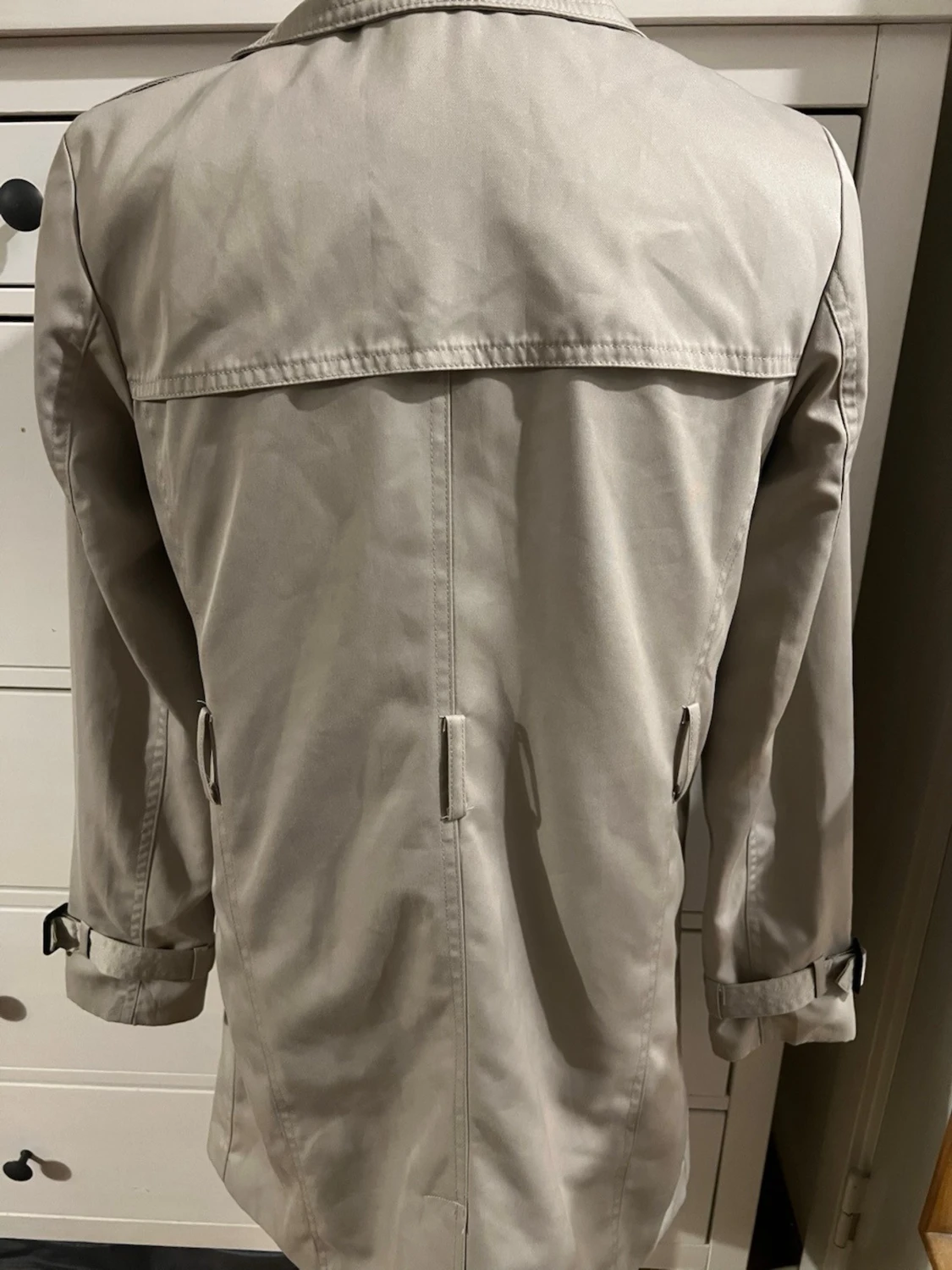 Beige trenchcoat med dubbelknäppning - 4