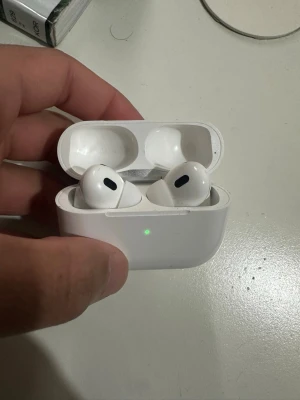 Apple AirPods Pro  - Säljer ett par vita Apple AirPods Pro med trådlöst laddningsetui. Snygg och kompakt design med silikonproppar för bra passform och brusreducering. Perfekta för musik, poddar och samtal. Laddningsetuiet är smidigt att ta med överallt.