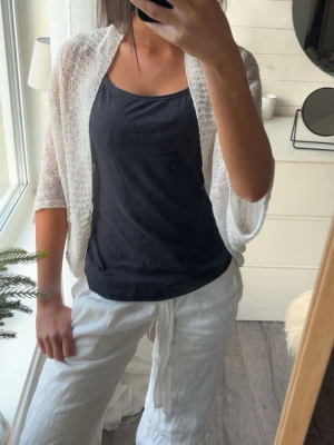 Kofta  - Jättefin liten vit kofta🍋🌊🤍