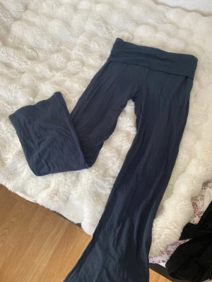 Yoga pants  - Säljer ett par marinblåa yoga pants från lager 157, storlek M, mycket bra skick! 50kr + frakt!
