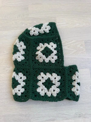 Virkad balaklava  - Unik handvirkad balaklava i grön och beige akrylgarn. Passar vuxen. 