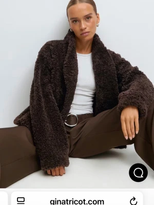 Mörkbrun teddyjacka från Gina Tricot - Säljer en fluffig och oversized mörkbrun teddyjacka från Gina Tricot. Jackan har bred krage, knäppning framtill och är gjord i mjukt, lurvigt material som ger en riktigt cozy vibe. Perfekt för kyliga dagar och enkel att styla till olika outfits.