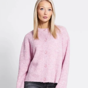 Ljusrosa fluffig kofta med knappar - Mysig ljusrosa kofta med fluffig textur och rund hals. Koftan har knäppning framtill med matchande knappar och långa ärmar. Perfekt för dig som gillar en söt och avslappnad stil. Passar till jeans eller kjol. Original pris är 200kr, jag säljer för 100kr! 