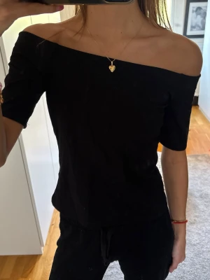 Svart offshoulder topp - Svart offshoulder topp med korta ärmar. 