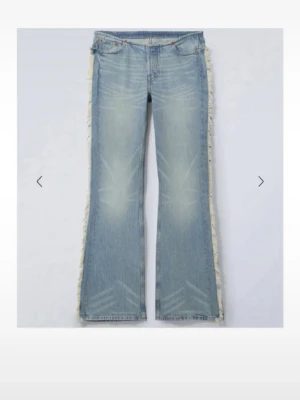 Ljusblå bootcut jeans - Säljer ett par slutsålda unika lågmidjade jeans från weekday i strl W26