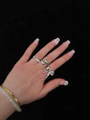 Ringar i guld och silver  - Stora 99kr styck små 89kr styck. 29kr frakt. Helt nya ringar. Alla är ej justerbara