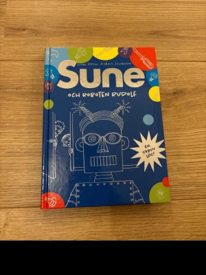 Sune och roboten Rudolf bok - 'Sune och roboten Rudolf' av Sören Olsson och Anders Jacobsson. Perfekt för dig som gillar humor och äventyr i bokform.