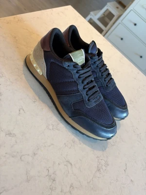 Valentino rockrunners  - Säljer nu dom här feta rockrunnersen perfekt till sommaren när dom är snygga och både bekväma jätte fint skick och bara höra av er vid fler frågor ✌️st 40 passar även 41or självklart är dom äkta 