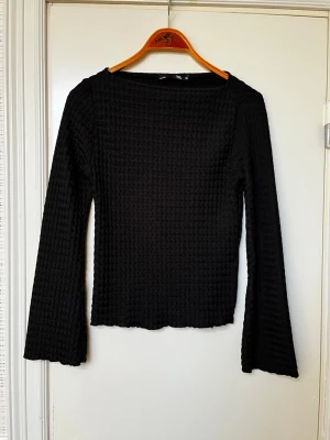 Svart tröja  - Svart strukturerad långärmad topp från Lager 157 i storlek xs