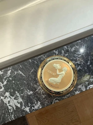 Antik chokladask  - Säljer en unik chokladask. Perfekt som inredning decor eller förvaring av saker. 