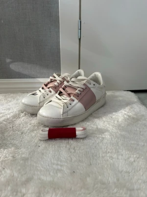 Valentino vita sneakers med rosa detalj - Ljusrosa Valentinos opens i uk size 4 motsvarar 36 i dam storlek