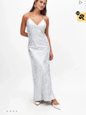 Balklänning - Super snygg perfekt till balen! Aldrig använd så därav inga defekter. Skriv vid frågor eller fler bilder💗