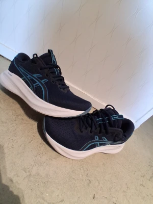 Asics skor - Helt nya blå asics skor använd 2 gånger inomhus kostar 1500kr ny!