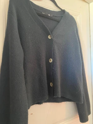 Mörkblå kofta från 157 med knappar❣️❣️ - Mysig mörkblå kofta från 157 med v-ringning och tre stora knappar framtill. Koftan har lång ärm och är tillverkad i ett mjukt, stickat material som passar perfekt för lager på lager. Enkel och stilren design som funkar till det mesta.❣️❣️