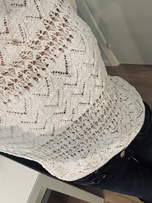 Gräddvit jättesöt stickad topp - Säljer en gräddvit jättesöt topp med virkat mönster och korta ärmar. Jättefint skick, inga defekter alls. 🫶🏼☺️
