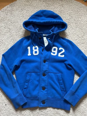 Archive Abercrombie & fitch hoodie L - Tjena, säljer nu en sjukt eftertraktad Abercrombie & Fitch hoodie. Storleken är satt som XL men passar mer M/L.  Modellen är 188cm lång och väger 78kg  Om ni har några frågor så hör av er direkt. Priser kan som alltid diskuteras! Mvh Charlie