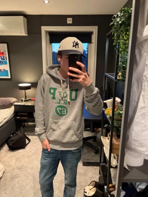 Grå hoodie från Polo Ralph Lauren - Skit snygg Ralph lauren hoodie, typ helt ny och storlek Xs och True to size. Kan diskutera pris🤩💯