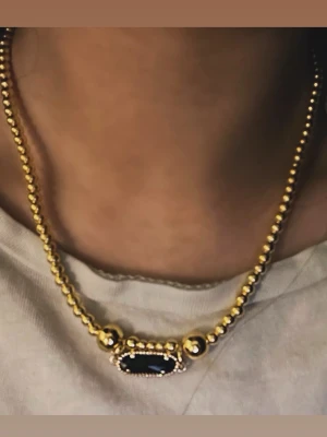 Guldhalsband med svart sten - Säljer detta hemmagjorda halsband! Vänligen sträck det inte eftersom det har ett karbinlås, så om du sträcker det kommer det att gå sönder!💖