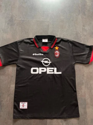 AC Milan retro fotbollströja svart Lotto - Fet retro Maldini tröja