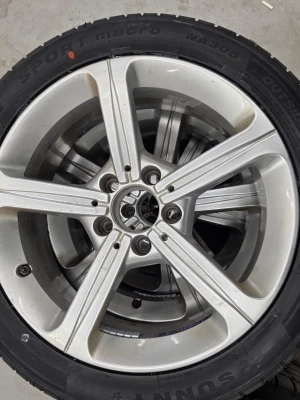 Mercedes CLA shooting brake sommardäck - Säljer begagnade fälgar med nya däck till Mercedes CLA Shooting Brake 2024. Däckstorlek 225/45R17 Sunny och fälgarna har endast rullat en säsong. Snabb affär för 5 500 kr, ingen kompispris. Fint skick och redo att monteras direkt. Endast upphämtning ingen leverans.