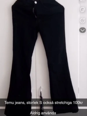 Svarta utsvängda jeans från Temu - Snygga svarta jeans från Temu med utsvängda ben och stretchigt material som sitter bekvämt. Perfekta för dig som gillar en trendig och avslappnad stil. Klassisk femficksmodell och knappgylf.