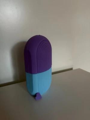 Isrulle - Säljer en isrulle som kostade ca 80kr. Har ej kvar kvitto men pris är förhandlingsbart!! Fyll den med vatten, ställ i frysen och få en kylande effekt på morgonen. Oanvänd!!