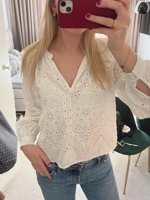 Vit broderad blus med v-ringning - Superfin och i toppskick!!