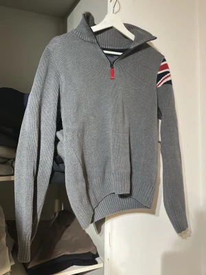 Henri Lloyd ziptröja  - Säljer denna stilrena och snygga Henri LLoyd tröjan. Skicket är jätte fint, inga defekter eller fläckar. 