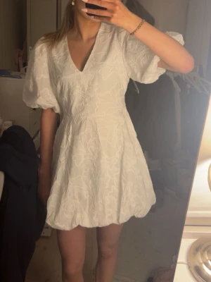 Studentklänning  - Slutsåld jättefin studentklänning från bubbelroom. Helt oanvänd, lappen är kvar. Säljer då jag har en annan studentklänning och försent att skicka tillbaka. Pris kan diskuteras vid snabb affär.