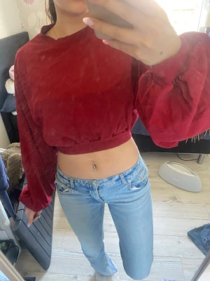 Röd tröja - Väldigt fin röd tröja använd fåtal gånger hör av dig om du har någon fråga