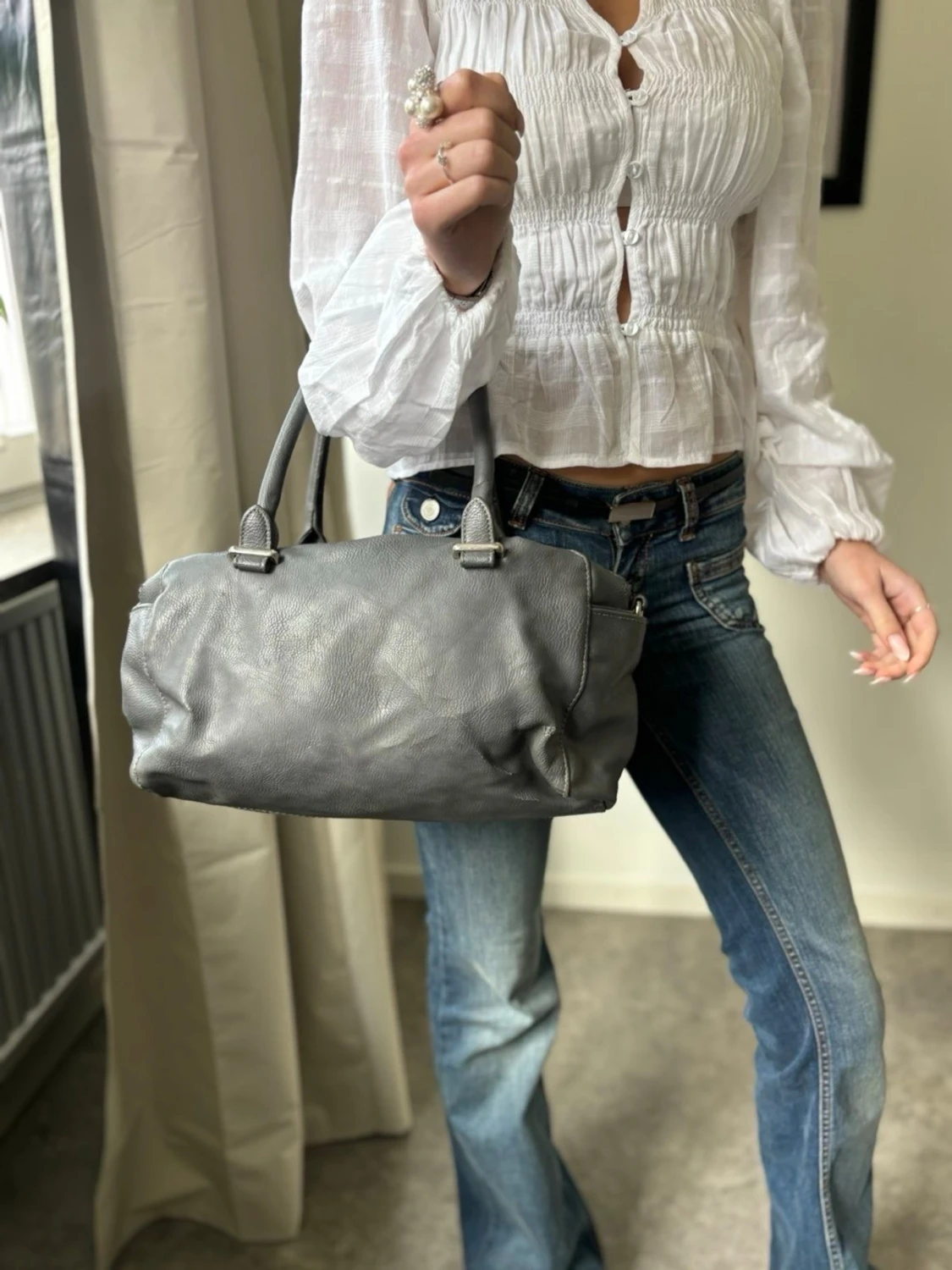 Grå handväska i skinn med dubbla handtag