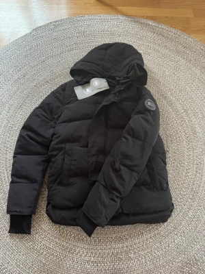 Canada Goose Black Label - Säljer min canada goose macmillan black label då den var för liten för mig. Riktigt snygg jacka och tags sitter kvar.                                                                         Dm för mer info 