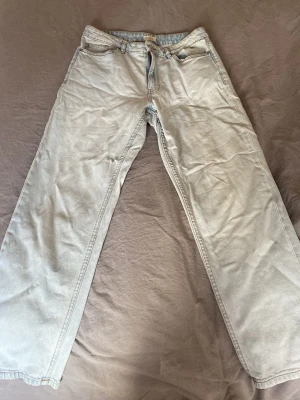 Ljusblå raka jeans från Lindex - Säljer ett par ljusblå jeans från Lindex med rak passform. Jeansen har normal midja och är tillverkade i ett mjukt denimtyg. 